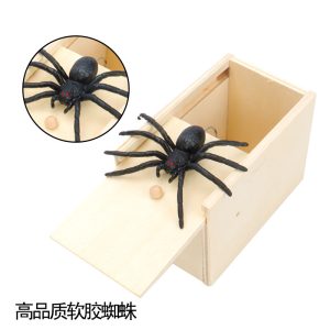 The spider scares the wooden box， a prank toy，the spider makes a fool of people